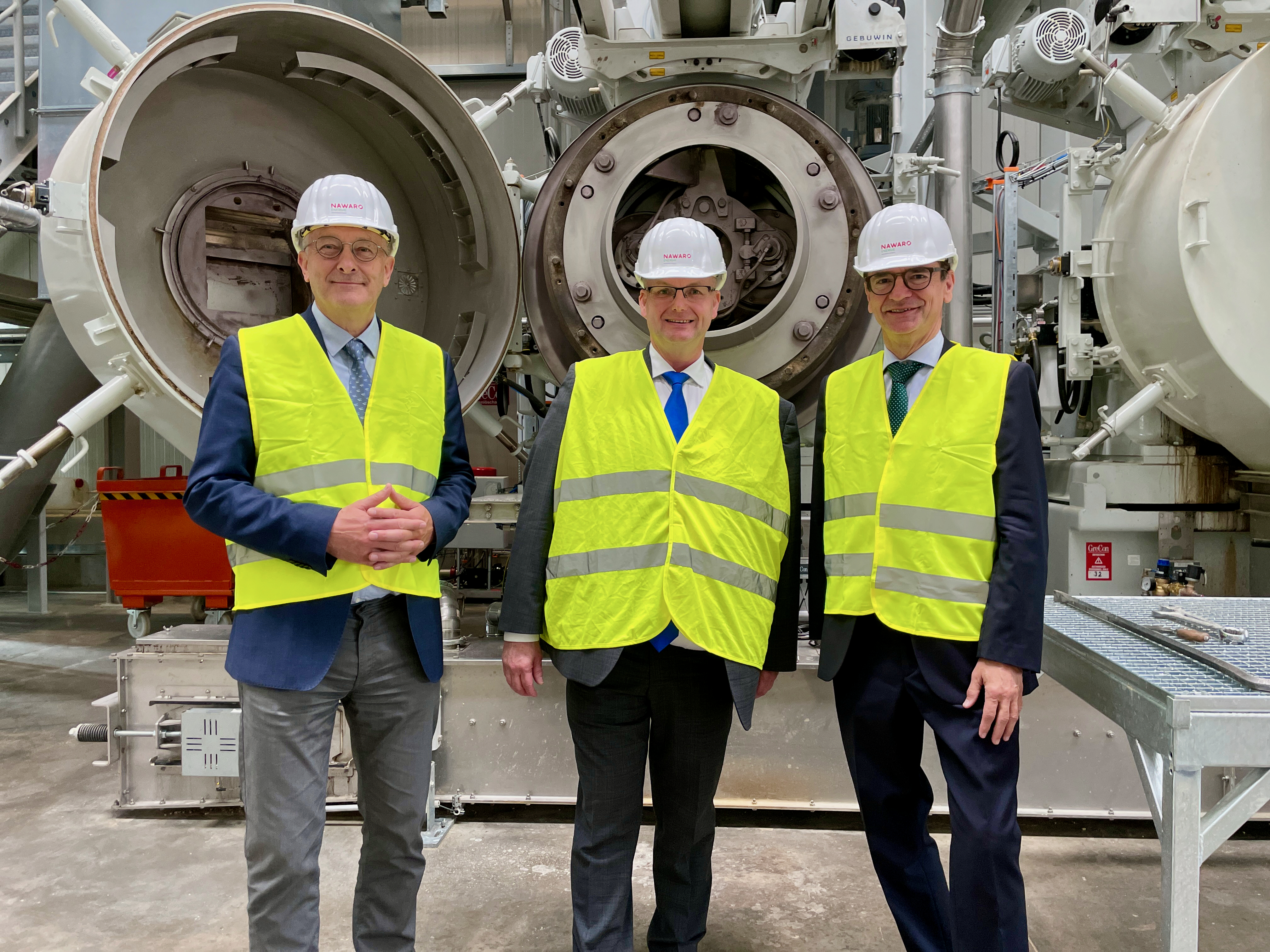 Michael Rab und Hans Christian Kirchmeier vor der Absackanlage der Pellets | © proPelletsAustria